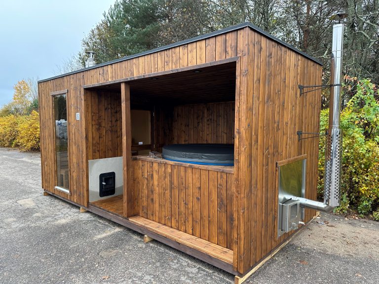 Frame sauna met hottub